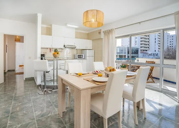 Lägenhet Charming Flat With Balcony - By Hostwise