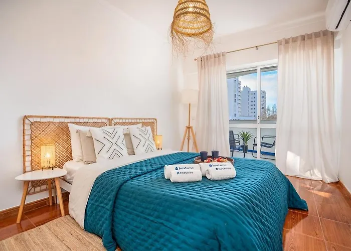 Lägenhet Charming Flat With Balcony - By Hostwise