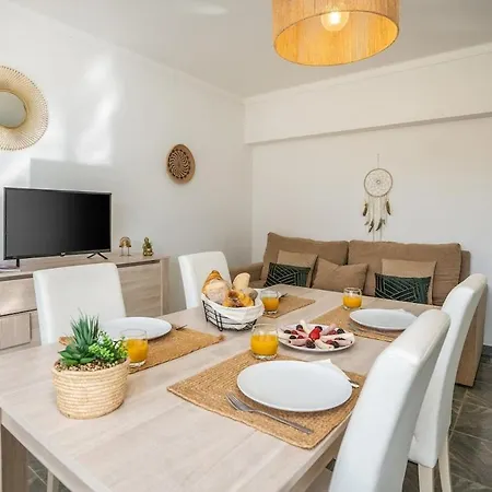 Charming Flat With Balcony - By Hostwise *