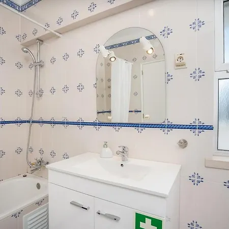 Апартаменты Charming Flat With Balcony - By Hostwise Портиман